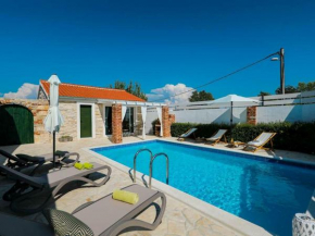 Charming villa with private pool and nice covered terrace 3 rooms and bathrooms